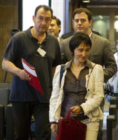 Mariano Álava, a la izquierda, llega al Parlament junto a la dirigente de la coalición Lorena López.