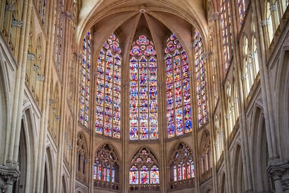 La de Tours es una de las mejores catedrales góticas de Francia, entre otras cosas por sus vitrales.