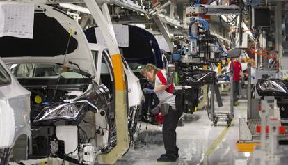 Una operaria trabaja en la fábrica que SEAT tiene en Martorell (Barcelona).