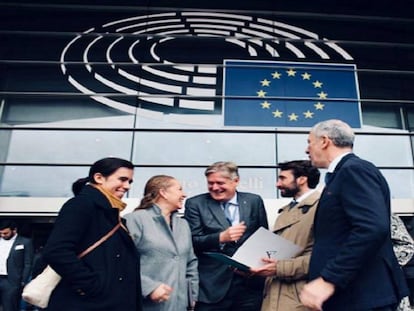 De izda a dcha, la eurodiputada Isabel Benjumea, la eurodiputada Ana Collado, el eurodiputado Antonio
 López Isturitz, el presidente de la CEAJ Alberto Cabello y el eurodiputado Pablo Arias Echevarria.
 