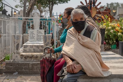 Asistentes al entierro de Uri Robledo, en San Andrés Mixquic.