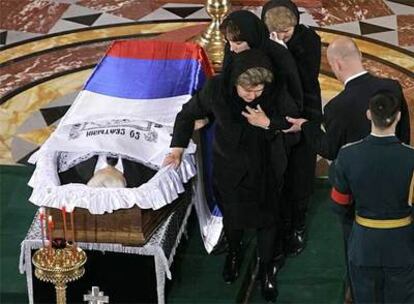 La viuda de Yeltsin, Naina, y su hija Tatyana, se despiden del ex mandatario ruso antes de la ceremonia.
