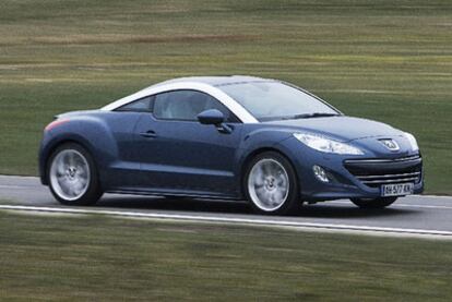 El RCZ es la silueta más deportiva de la gama Peugeot 308. Un cupé, 2+2 plazas, de línea innovadora.