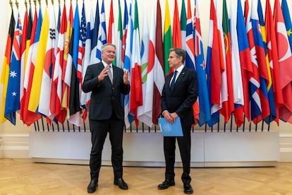 O secretário-geral da OCDE, Mathias Cormann, com o secretário de Estado dos EUA, Antony Blinken, em Paris, em 25 de junho.