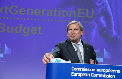 El comisario de Presupuesto, Johannes Hahn, durante la rueda de prensa en Bruselas.