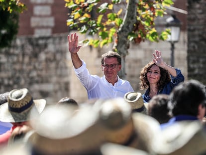 Alberto Núñez Feijóo e Isabel Díaz Ayuso saludan a los asistentes a la inauguración del curso político del PP madrileño, este viernes en Alcalá de Henares.