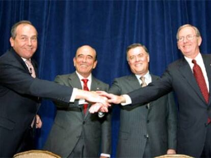 Juan Rodríguez Inciarte y Emilio Botín, ejecutivos del SCH, junto con Ken Lewis y Eusebio Rivera, del Bank of America.