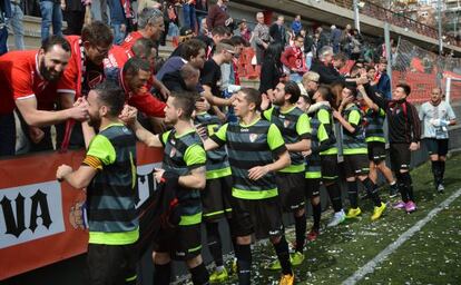 Els jugadors del Terrassa saluden els aficionats després d'un partit, el 8 de març.
