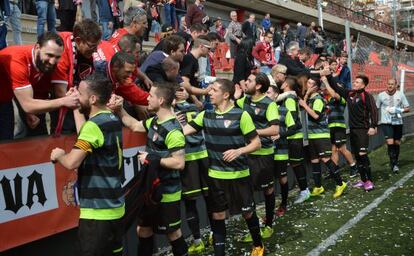 Los jugadores del Terrassa saludan a los aficionados tras un partido, el 8 de marzo.