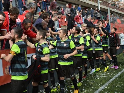 Els jugadors del Terrassa saluden els aficionats després d'un partit, el 8 de març.