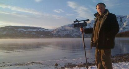 Steve Feltham con su cámara frente al lago Ness, en una foto tomada de su web.