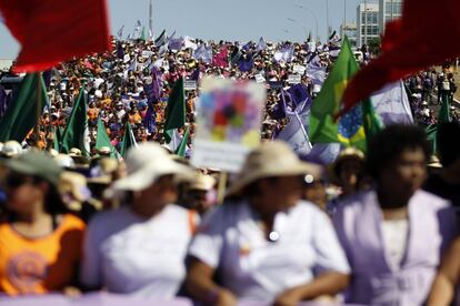 Milhares de mulheres participam da Marcha da Margaridas, em Brasília, organizada pela Contag (Confederação Nacional de Trabalhadores na Agricultura), que apoiou Dilma Rousseff e pediu a queda de Eduardo Cunha. 