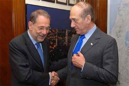 El representante de la UE, Javier Solana (izquierda), saluda al primer ministro israelí, Ehud Olmert, ayer en Jerusalén.