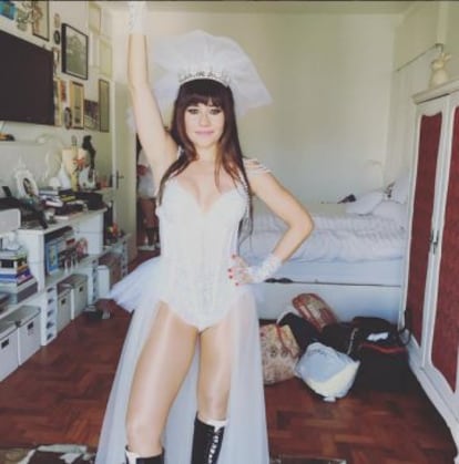 Alessandra Negrini, rainha do bloco Acadêmicos do Baixo Augusta, vestida de 'noiva sexy'.