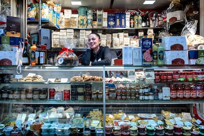 La napolitana Marcella Iavarone, en su puesto La despenda de Italia, en el Mercado Central de Valencia.