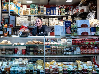 La napolitana Marcella Iavarone, en su puesto La despenda de Italia, en el Mercado Central de Valencia.