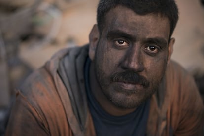 Ahmed Maha posa con la cara llena de suciedad tras un día de trabajo en tareas de desescombro en una tienda de la Ciudad Viejad e Mosul.