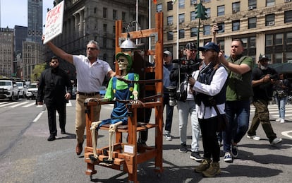 Manifestantes, este viernes ante el juzgado de Nueva York ante el que comparecía Luigi Mangione.