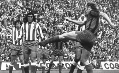 Marcial, el que patea, Heredia en primer plano, luego Adelardo y al fondo Alberto, junto a Cruyff, en un Atlético-Barcelona de la temporada 1973/74.