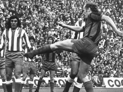 Marcial, el que patea, Heredia en primer plano, luego Adelardo y al fondo Alberto, junto a Cruyff, en un Atlético-Barcelona de la temporada 1973/74.