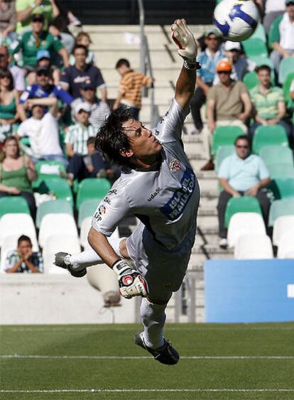 El guardameta del Almería Diego Alves realiza una parada durante el partido.