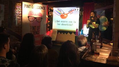 Elena Caballero, estudiante del doctorado en Nanociencia y Nanotecnología, durante una charla en 'Pint of Science' 2018.