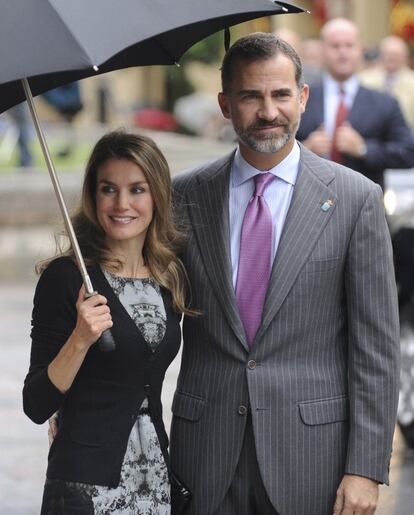 Don Felipe y doña Letizia, a su llegada al Hotel de la Reconquista, en Oviedo, donde se realizarán las audiencias con motivo de la entrega de los Premios Príncipe de Asturias 2013. 