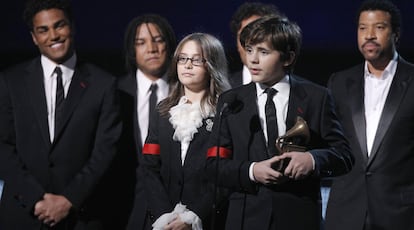 Los hijos de Michael Jackson recogieron un Grammy de honor al 'rey del pop'.