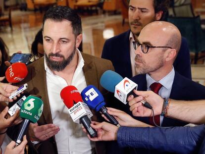 El líder de Vox Santiago Abascal, hace declaraciones en presencia de su cabeza de lista al Parlamento Europeo, Jorge Buxadé.