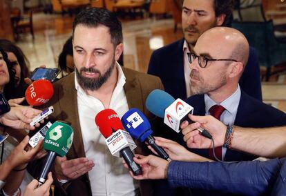 El líder de Vox Santiago Abascal, hace declaraciones en presencia de su cabeza de lista al Parlamento Europeo, Jorge Buxadé.