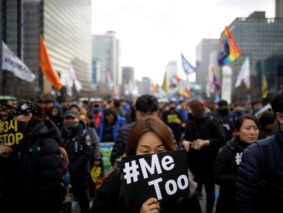 Una mujer con una pancarta con la etiqueta #MeToo en una manifestación en Seúl.