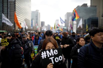 Una mujer con una pancarta con la etiqueta #MeToo en una manifestación en Seúl.