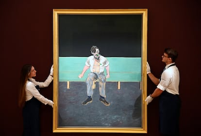 Dos técnicos muestran el 'Estudio para retrato de Lucian Freud', de Francis Bacon, que se ha subastado hoy en Londres.