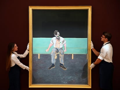 Dos técnicos muestran el 'Estudio para retrato de Lucian Freud', de Francis Bacon, que se ha subastado hoy en Londres.