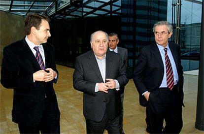 José Luis Rodríguez Zapatero, con Amancio Ortega (centro) y Emilio Pérez Touriño durante su visita a Inditex.