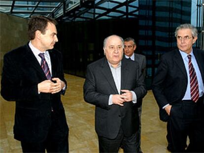 José Luis Rodríguez Zapatero, con Amancio Ortega (centro) y Emilio Pérez Touriño durante su visita a Inditex.