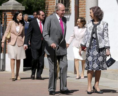Los reyes don Juan Carlos y Doña Sofía, seguidos por los padres de la Reina Letizia, Paloma Rocasolano y Jesús Ortiz y la esposa de este Ana Togores.