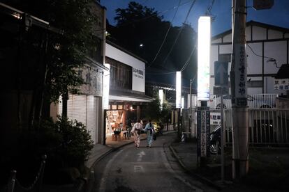 Vista nocturna de una calle de la prefectura de Gunma, lugar de residencia del novelista Hideo Yokoyama.