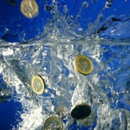 Monedas de euro en el agua