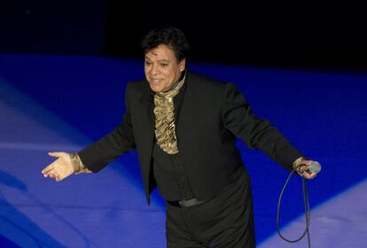 Juan Gabriel saluda al público durante su actuación en México, el 10 de abril de 2015.