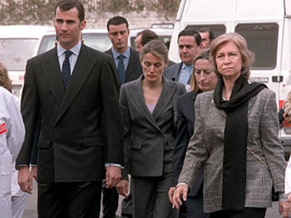 La Reina, acompañada por la ministra de Sanidad, Ana Pastor, el príncipe de Asturias y su prometida, Letizia Ortiz, a su llegada al hospital Gregorio Marañón.
