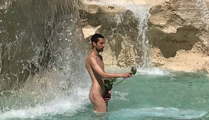 Adrián Pino, durant una 'performance' a la Fontana di Trevi.