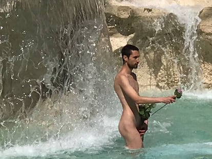 Adri&aacute;n Pino, durante una &#039;performance&#039; en la Fontana di Trevi