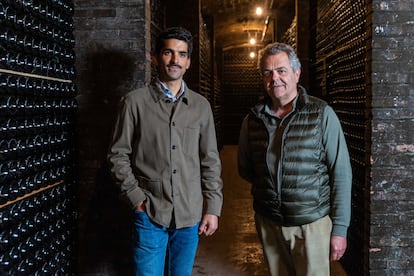 Joan Aura, propietario y gerente, y su hijo David Aura, director de exportación de Bodegas Mestres, posan en la cueva donde envejecen el cava. 