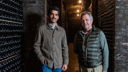 Joan Aura, propietario y gerente, y su hijo David Aura, director de exportación de Bodegas Mestres, posan en la cueva donde envejecen el cava.