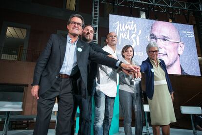 D'esquerra a dreta, Artur Mas, Oriol Junqueras, Raül Romeva, Carme Forcadell i Muriel Casals en l'inici de la campanya. Acte d'inici de campanya de la candidatura Junts pel Sí.