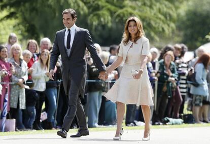 El tenista suizo Roger Federer y su esposa, Mirka, llegan a la iglesia de San Marcos.