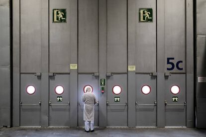 Un paciente, asomado a una de las puertas laterales del pabellón 5 de Ifema, habilitado como hospital de campaña.