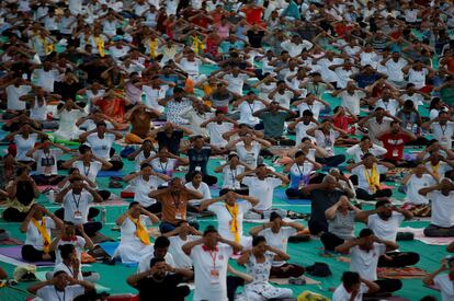 Decenas de personas practican yoga durante una sesión multitudinaria previa a la celebración del Día Internacional del Yoga en Ahmedabad (India), el pasado domingo 19 de junio. En reconocimiento a su popularidad universal, el 11 de diciembre de 2014, las Naciones Unidas proclamaron el 21 de junio como el Día Internacional del Yoga.