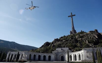 Helicóptero militar com os restos mortais de Franco sai do Vale dos Caídos em 24 de outubro, 44 anos depois de seu enterro no local. Os restos do ditador espanhol foram retirados da basílica e levados para o cemitério de Mingorrubio, em Madri.